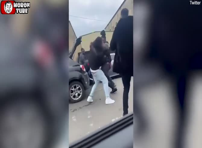 Video :Scum fights on the streets of England with weapons